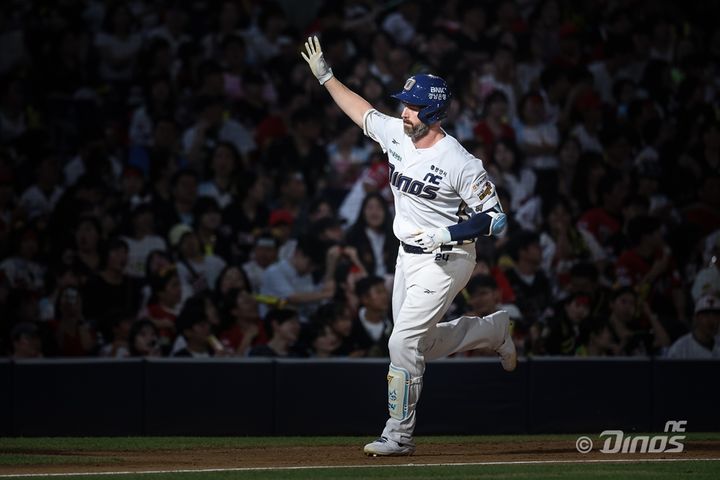 [서울=뉴시스] 프로야구 NC 다이노스의 외인 타자 맷 데이비슨이 8일 창원NC파크에서 열린 KIA 타이거즈와의 2025 신한 쏠뱅크 KBO리그 경기에서 홈런을 친 뒤 베이스를 돌고 있다. (사진=NC 다이노스 제공) 2025.08.08. *재판매 및 DB 금지