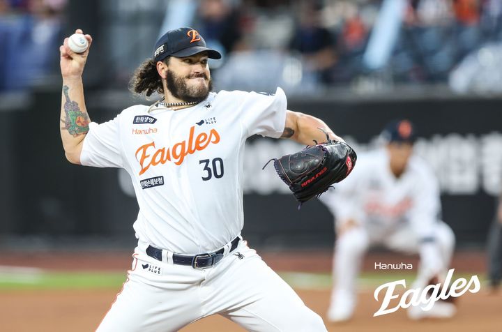 [서울=뉴시스] 프로야구 한화 이글스 코디 폰세가 12일 대전 한화생명볼파크에서 열린 2025 신한 쏠뱅크 KBO리그 롯데 자이언츠와의 경기에 선발 등판해 공을 던지고 있다. (사진=한화 이글스 제공) 2025.08.12. *재판매 및 DB 금지