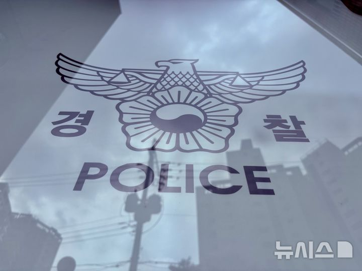[서울=뉴시스] 한이재 기자 = 8일 오후 서울 마포경찰서 내 주차된 경찰 버스 유리를 통해 보이는 경찰 로고다. 2025.08.12. nowone@newsis.com