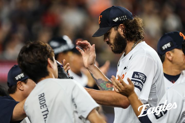 [서울=뉴시스] 프로야구 한화 이글스 코디 폰세가 12일 대전 한화생명볼파크에서 열린 2025 신한 쏠뱅크 KBO리그 롯데 자이언츠와의 경기에 선발 등판해 7회까지 무실점으로 막은 뒤 동료들의 축하를 받고 있다. (사진=한화 이글스 제공) 2025.08.12. *재판매 및 DB 금지