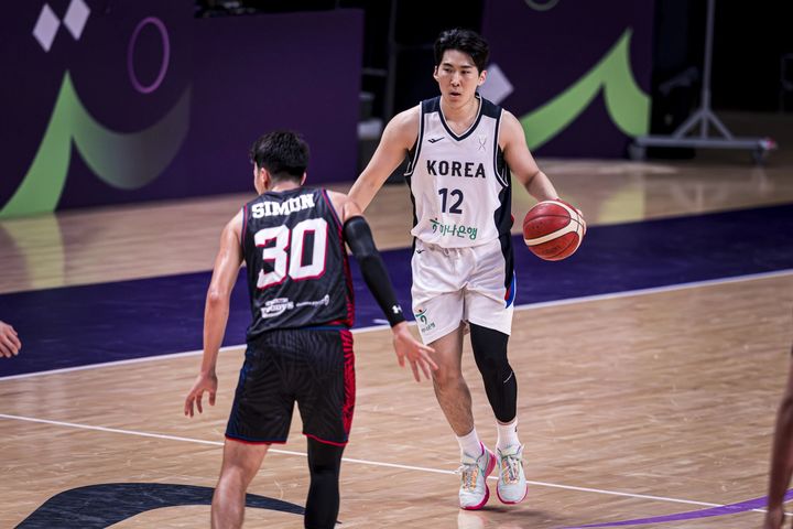 [서울=뉴시스] 농구 국가대표팀의 문정현. (사진=FIBA 홈페이지 캡처) 2025.08.12. photo@newsis.com *재판매 및 DB 금지