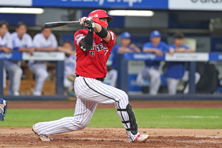 [서울=뉴시스] 프로야구 KIA 타이거즈 나성범이 12일 대구 삼성라이온즈파크에서 열린 2025 신한 쏠뱅크 KBO리그 삼성 라이온즈와의 경기에서 홈런을 치고 있다. (사진=KIA 타이거즈 제공) 2025.08.12. *재판매 및 DB 금지