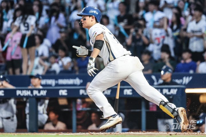 [서울=뉴시스] 프로야구 NC 다이노스 김주원이 8일 창원NC파크에서 열린 2025 신한 쏠뱅크 KBO리그 KIA 타이거즈와의 경기에서 안타를 친 뒤 베이스를 달리고 있다. (사진=NC 다이노스 제공) 2025.08.08. *재판매 및 DB 금지