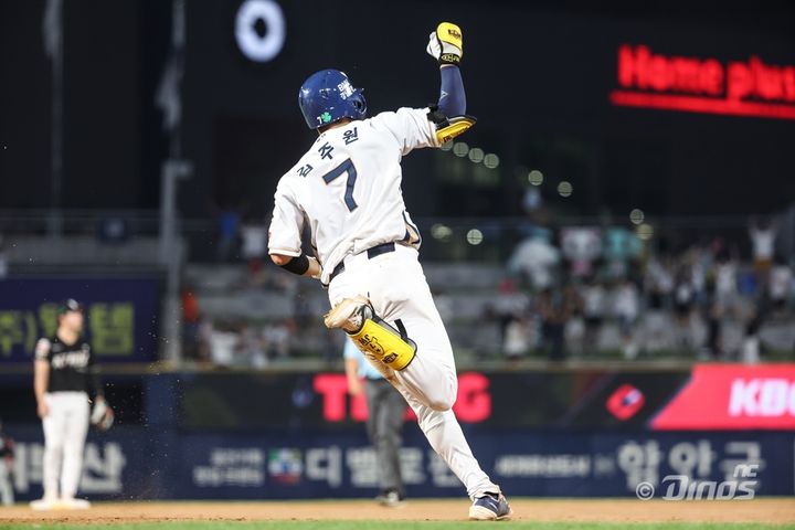 [서울=뉴시스] 프로야구 NC 다이노스 김주원이 2일 창원NC파크에서 열린 2025 신한 쏠뱅크 KBO리그 KT 위즈와의 경기에서 홈런을 친 뒤 베이스를 돌고 있다. (사진=NC 다이노스 제공) 2025.08.02. *재판매 및 DB 금지