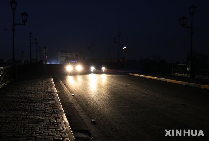 [바그다드=신화/뉴시스] 이라크 보안군이 23일 새벽 이슬람국가(IS)잔당의 은신처에 대한 대규모 폭격작전으로 3명을 살해했다고 발표했다. 사진은 수도 바그다드에서 8월12일 대규모 정전 사태로 차량이 캄캄한 도로를 운행하는 광경. 2025. 08.24.