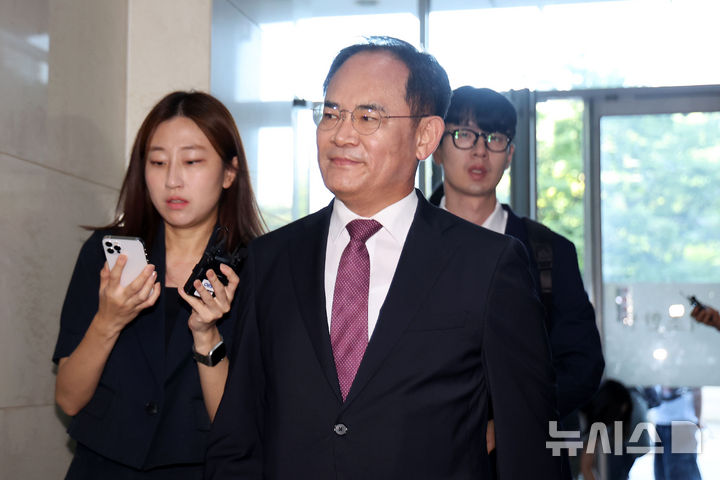 [서울=뉴시스] 홍효식 기자 = 임종득 국민의힘 의원이 12일 서울 서초구 순직해병 특검 사무실에 피의자 신분으로 출석하고 있다. 직권남용 권리행사방해 혐의를 받고 있는 임 의원은 윤석열 정부 당시 국가안보실 2차장을 지낸바 있다. 2025.08.12. yesphoto@newsis.com