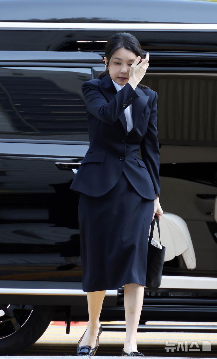 [서울=뉴시스] 사진공동취재단 = 자본시장과 금융투자업에 관한 법률 위반, 정치자금법 위반, 특정범죄 가중처벌 등에 관한 법률 위반(알선수재) 등의 혐의를 받는 윤석열 전 대통령 부인 김건희 씨가 12일 오전 서울 서초구 서울중앙지법에서 열린 구속 전 피의자 심문(영장실질심사)에 출석하며 머리를 넘기고 있다. 2025.08.12. photo@newsis.com