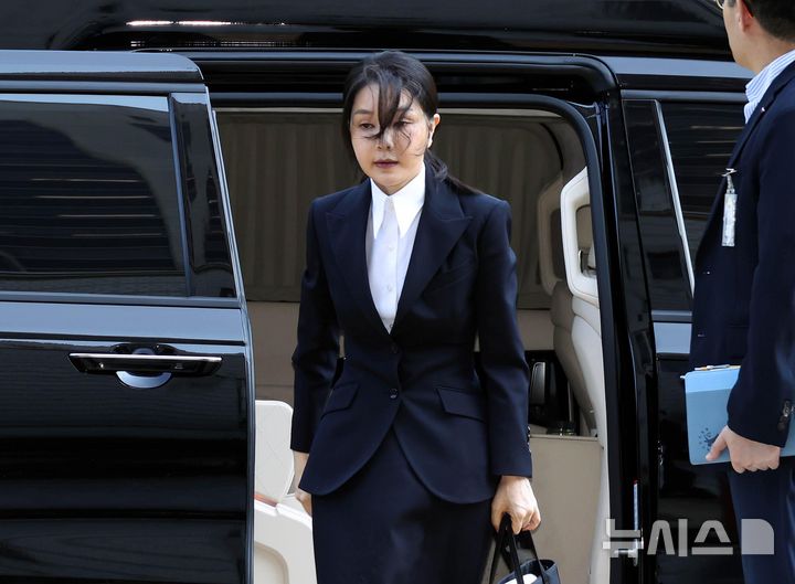 [서울=뉴시스] 사진공동취재단 = 자본시장과 금융투자업에 관한 법률 위반, 정치자금법 위반, 특정범죄 가중처벌 등에 관한 법률 위반(알선수재) 등의 혐의를 받는 윤석열 전 대통령 부인 김건희 씨가 12일 오전 서울 서초구 서울중앙지법에서 열린 구속 전 피의자 심문(영장실질심사)에 출석하고 있다. 2025.08.12. photo@newsis.com