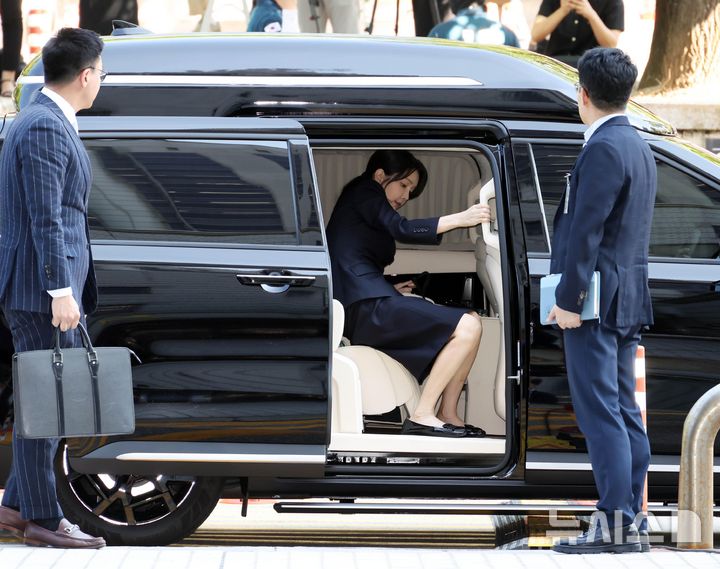 [서울=뉴시스] 사진공동취재단 = 자본시장과 금융투자업에 관한 법률 위반, 정치자금법 위반, 특정범죄 가중처벌 등에 관한 법률 위반(알선수재) 등의 혐의를 받는 윤석열 전 대통령 부인 김건희 씨가 12일 오전 서울 서초구 서울중앙지법에서 열린 구속 전 피의자 심문(영장실질심사)에 출석하기 위해 차에서 내리고 있다. 2025.08.12. photo@newsis.com