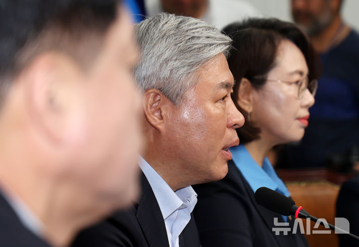 [서울=뉴시스] 김명년 기자 = 서왕진 조국혁신당 원내대표가 12일 오후 서울 여의도 국회에서 열린 의원총회에서 발언하고 있다. 2025.08.12. kmn@newsis.com