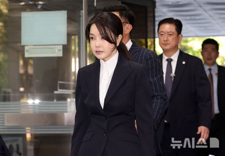[서울=뉴시스] 사진공동취재단 = 자본시장과 금융투자업에 관한 법률 위반, 정치자금법 위반, 특정범죄 가중처벌 등에 관한 법률 위반(알선수재) 등의 혐의를 받는 윤석열 전 대통령 부인 김건희 씨가 12일 오전 서울 서초구 서울중앙지법에서 열린 구속 전 피의자 심문(영장실질심사)에 출석하고 있다. 2025.08.12. photo@newsis.com