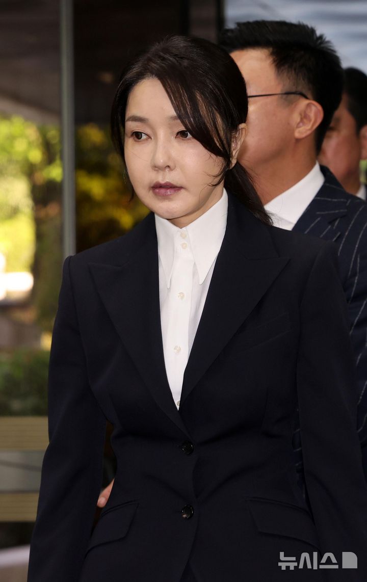 [서울=뉴시스] 사진공동취재단 = 자본시장과 금융투자업에 관한 법률 위반, 정치자금법 위반, 특정범죄 가중처벌 등에 관한 법률 위반(알선수재) 등의 혐의를 받는 윤석열 전 대통령 부인 김건희 씨가 12일 오전 서울 서초구 서울중앙지법에서 열린 구속 전 피의자 심문(영장실질심사)에 출석하고 있다. 2025.08.12. photo@newsis.com
