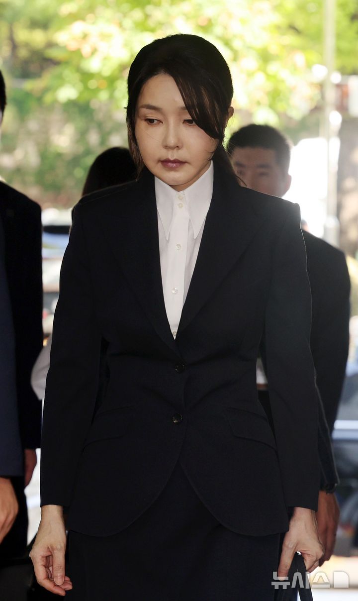 [서울=뉴시스] 사진공동취재단 = 자본시장과 금융투자업에 관한 법률 위반, 정치자금법 위반, 특정범죄 가중처벌 등에 관한 법률 위반(알선수재) 등의 혐의를 받는 윤석열 전 대통령 부인 김건희 씨가 12일 오전 서울 서초구 서울중앙지법에서 열린 구속 전 피의자 심문(영장실질심사)에 출석하고 있다. 2025.08.12. photo@newsis.com