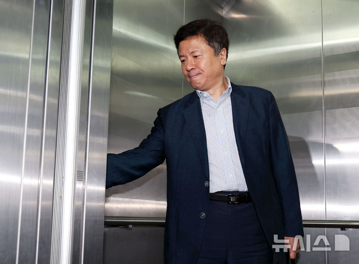 [서울=뉴시스] 홍효식 기자 = 전하규 국방부 대변인이 12일 서울 서초구 순직해병 특검 사무실에 참고인 신분으로 출석하고 있다. 2025.08.12. yesphoto@newsis.com