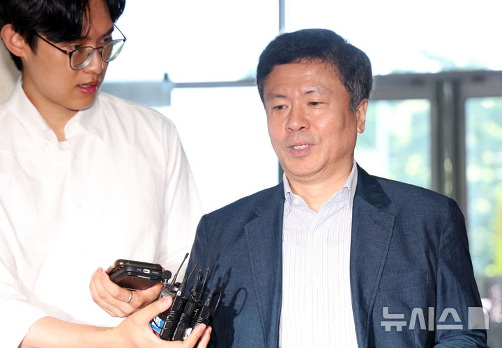 [서울=뉴시스] 홍효식 기자 = 순직해병 특검팀(특별검사 이명현)이 '해병대원 순직사건' 관련해 박정훈 전 해병대 수사단장(준장)이 유죄를 선고받게 할 목적으로 허위 진술한 혐의로 기소된 전하규 전 국방부 대변인과 허태근 전 정책실장에게 각 징역 1년을 구형했다. 사진은 전 전 대변인이 지난해 8월 12일 서울 서초구 순직해병 특검 사무실에 참고인 신분으로 출석하는 모습. 2026.09.01. yesphoto@newsis.com