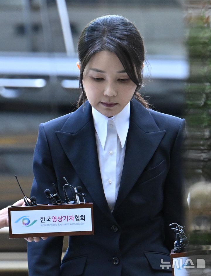 [서울=뉴시스] 사진공동취재단 = 자본시장과 금융투자업에 관한 법률 위반, 정치자금법 위반, 특정범죄 가중처벌 등에 관한 법률 위반(알선수재) 등의 혐의를 받는 윤석열 전 대통령 부인 김건희 씨가 12일 오전 서울 서초구 서울중앙지법에서 열린 구속 전 피의자 심문(영장실질심사)에 출석하며 취재진 질문을 듣고 있다. 2025.08.12. photo@newsis.com