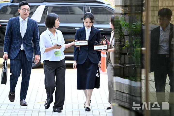 [서울=뉴시스] 사진공동취재단 = 자본시장과 금융투자업에 관한 법률 위반, 정치자금법 위반, 특정범죄 가중처벌 등에 관한 법률 위반(알선수재) 등의 혐의를 받는 윤석열 전 대통령 부인 김건희 씨가 12일 오전 서울 서초구 서울중앙지법에서 열린 구속 전 피의자 심문(영장실질심사)에 출석하며 취재진 질문을 듣고 있다. 2025.08.12. photo@newsis.com
