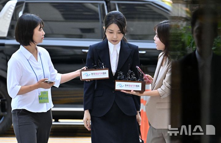 [서울=뉴시스] 사진공동취재단 = 자본시장과 금융투자업에 관한 법률 위반, 정치자금법 위반, 특정범죄 가중처벌 등에 관한 법률 위반(알선수재) 등의 혐의를 받는 윤석열 전 대통령 부인 김건희 씨가 12일 오전 서울 서초구 서울중앙지법에서 열린 구속 전 피의자 심문(영장실질심사)에 출석하고 있다. 2025.08.12. photo@newsis.com