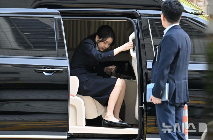 [서울=뉴시스] 김건희 여사 구속영장이 발부되면서 전직 대통령 부부가 동시에 구속되는 역사가 쓰여지게 됐다. 구속 영장을 발부한 판사는 정재욱(55·사법연수원 30기) 서울중앙지법 영장전담 부장판사다. 2025.08.13. photo@newsis.com