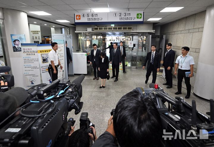 [서울=뉴시스] 사진공동취재단 = 자본시장과 금융투자업에 관한 법률 위반, 정치자금법 위반, 특정범죄 가중처벌 등에 관한 법률 위반(알선수재) 등의 혐의를 받는 윤석열 전 대통령 부인 김건희 씨가 12일 오전 서울 서초구 서울중앙지법에서 열린 구속 전 피의자 심문(영장실질심사)에 출석하며 인사하고 있다. 2025.08.12. photo@newsis.com