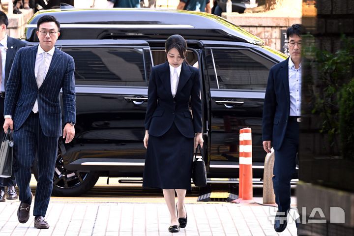 [서울=뉴시스] 사진공동취재단 = 자본시장과 금융투자업에 관한 법률 위반, 정치자금법 위반, 특정범죄 가중처벌 등에 관한 법률 위반(알선수재) 등의 혐의를 받는 윤석열 전 대통령 부인 김건희 씨가 지난달 12일 오전 서울 서초구 서울중앙지법에서 열린 구속 전 피의자 심문(영장실질심사)에 출석하고 있다. 2025.08.12. photo@newsis.com
