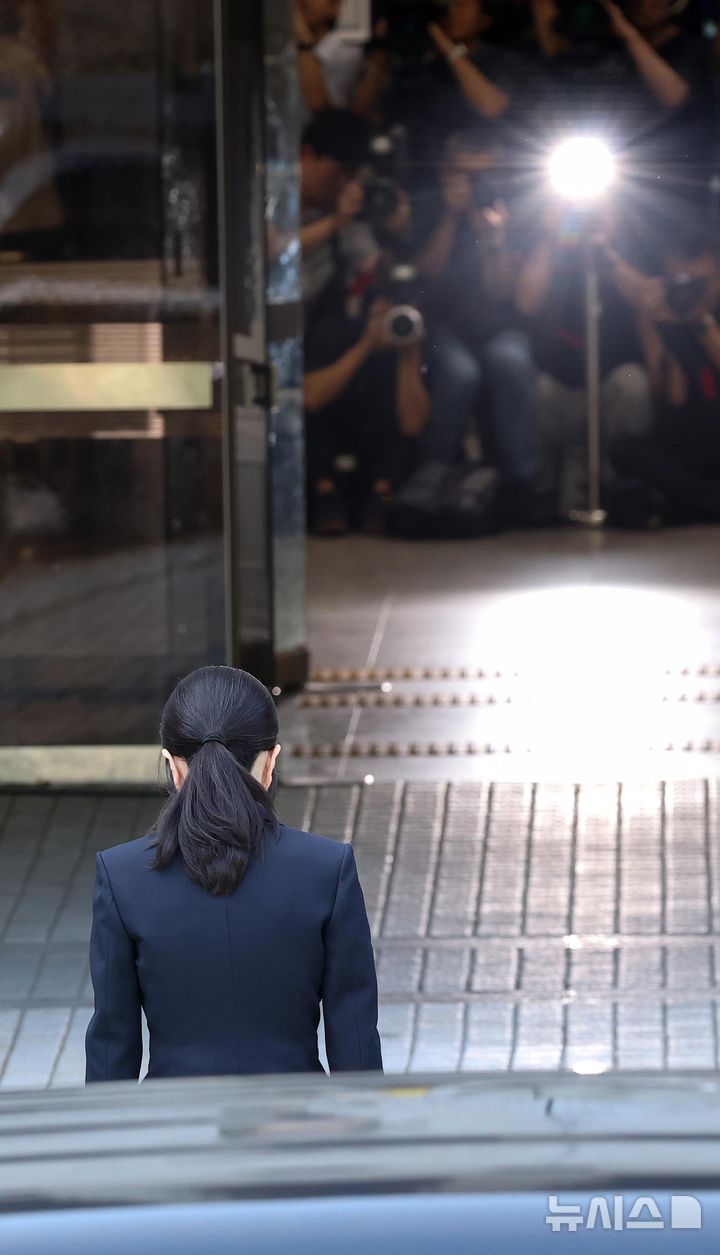[서울=뉴시스] 사진공동취재단 = 자본시장과 금융투자업에 관한 법률 위반, 정치자금법 위반, 특정범죄 가중처벌 등에 관한 법률 위반(알선수재) 등의 혐의를 받는 윤석열 전 대통령 부인 김건희 씨가 12일 오전 서울 서초구 서울중앙지법에서 열린 구속 전 피의자 심문(영장실질심사)에 출석하고 있다. 2025.08.12. photo@newsis.com