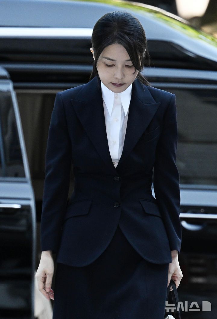 [서울=뉴시스] 사진공동취재단 = 자본시장과 금융투자업에 관한 법률 위반, 정치자금법 위반, 특정범죄 가중처벌 등에 관한 법률 위반(알선수재) 등의 혐의를 받는 윤석열 전 대통령 부인 김건희 씨가 12일 오전 서울 서초구 서울중앙지법에서 열린 구속 전 피의자 심문(영장실질심사)에 출석하고 있다. 2025.08.12. photo@newsis.com