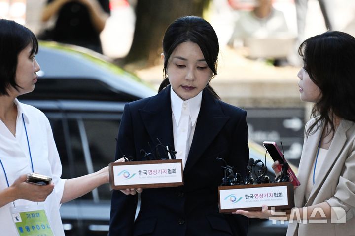 [서울=뉴시스] 사진공동취재단 = 자본시장과 금융투자업에 관한 법률 위반, 정치자금법 위반, 특정범죄 가중처벌 등에 관한 법률 위반(알선수재) 등의 혐의를 받는 윤석열 전 대통령 부인 김건희 씨가 12일 오전 서울 서초구 서울중앙지법에서 열린 구속 전 피의자 심문(영장실질심사)에 출석하며 취재진 질문을 듣고 있다. 2025.08.12. photo@newsis.com