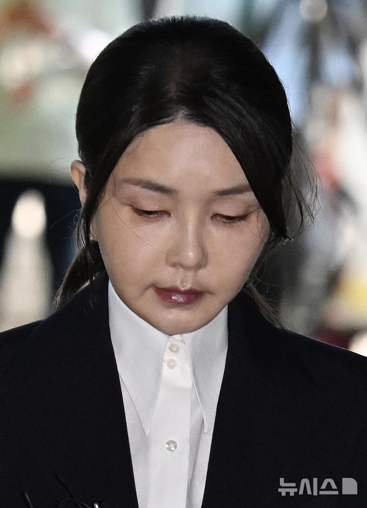 [서울=뉴시스] 사진공동취재단 = 자본시장과 금융투자업에 관한 법률 위반, 정치자금법 위반, 특정범죄 가중처벌 등에 관한 법률 위반(알선수재) 등의 혐의를 받는 윤석열 전 대통령 부인 김건희 씨가 12일 오전 서울 서초구 서울중앙지법에서 열린 구속 전 피의자 심문(영장실질심사)에 출석하고 있다. 2025.08.12. photo@newsis.com