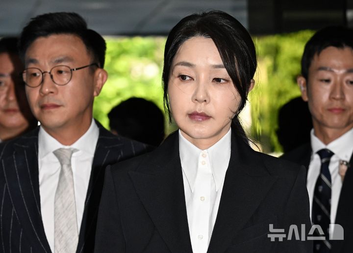 [서울=뉴시스] 사진공동취재단 = 자본시장과 금융투자업에 관한 법률 위반, 정치자금법 위반, 특정범죄 가중처벌 등에 관한 법률 위반(알선수재) 등의 혐의를 받는 윤석열 전 대통령 부인 김건희 씨가 12일 오전 서울 서초구 서울중앙지법에서 열린 구속 전 피의자 심문(영장실질심사)에 출석하고 있다. 2025.08.12. photo@newsis.com