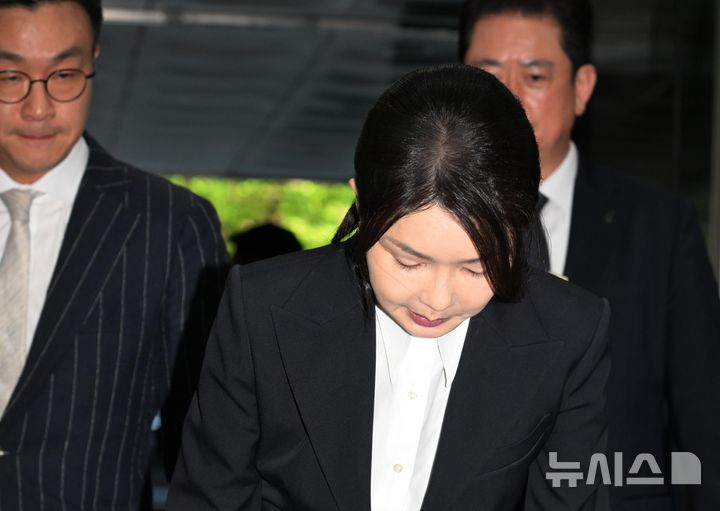 [서울=뉴시스] 사진공동취재단 = 자본시장과 금융투자업에 관한 법률 위반, 정치자금법 위반, 특정범죄 가중처벌 등에 관한 법률 위반(알선수재) 등의 혐의를 받는 윤석열 전 대통령 부인 김건희 씨가 12일 오전 서울 서초구 서울중앙지법에서 열린 구속 전 피의자 심문(영장실질심사)에 출석하며 고개 숙여 인사하고 있다. 2025.08.12. photo@newsis.com