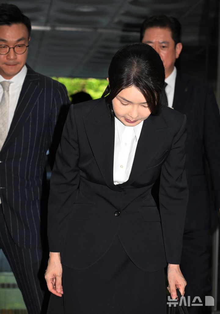 [서울=뉴시스] 사진공동취재단 = 자본시장과 금융투자업에 관한 법률 위반, 정치자금법 위반, 특정범죄 가중처벌 등에 관한 법률 위반(알선수재) 등의 혐의를 받는 윤석열 전 대통령 부인 김건희 씨가 12일 오전 서울 서초구 서울중앙지법에서 열린 구속 전 피의자 심문(영장실질심사)에 출석하며 고개 숙여 인사하고 있다. 2025.08.12. photo@newsis.com