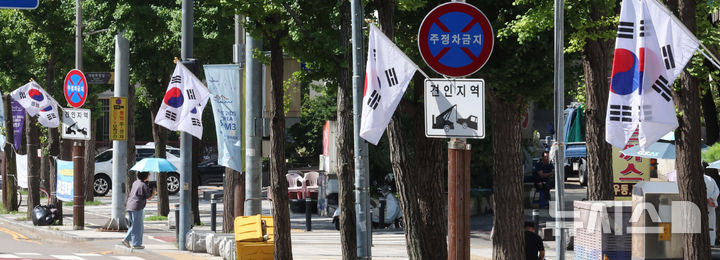 [인천=뉴시스] 전진환 기자 = 광복절을 3일 앞둔 12일 인천 남동구 구월동의 한 거리 가로등에 태극기가 걸려 있다. 2025.08.12. amin2@newsis.com