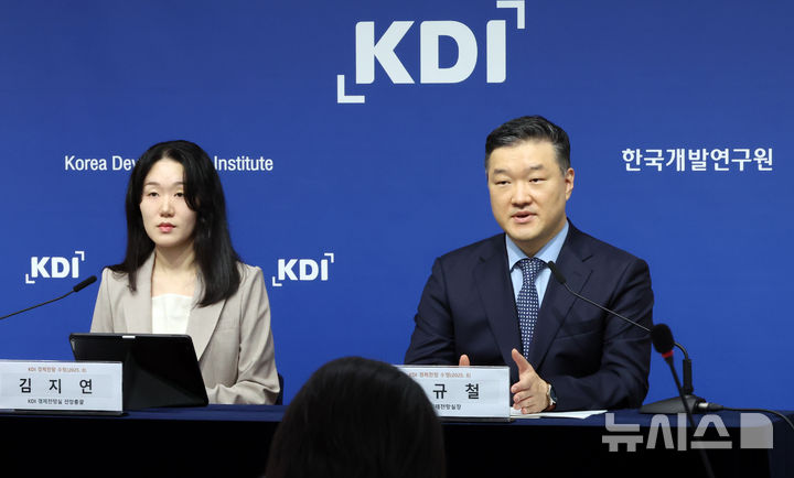 [세종=뉴시스] 강종민 기자 = KDI 정규철 경제전망실장(오른쪽)과 김지연 전망총괄이 12일 정부세종청사에서 8월 경제전망 수정을 발표하고 있는 모습. 2025.08.12. ppkjm@newsis.com