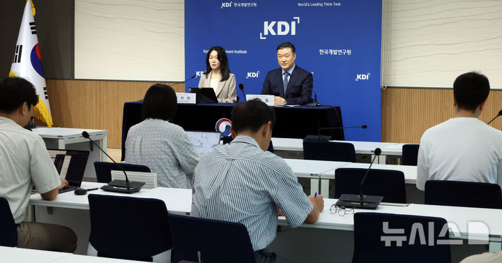 [세종=뉴시스] 강종민 기자 = KDI 정규철 경제전망실장(오른쪽)과 김지연 전망총괄이 12일 정부세종청사에서 8월 경제전망 수정을 발표하고 있는 모습. 2025.08.12. ppkjm@newsis.com
