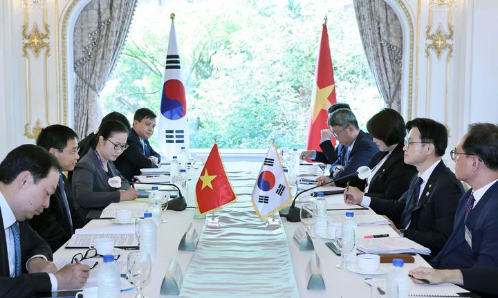 [서울=뉴시스] 김정관 산업통상자원부 장관이 12일 오전 서울 중구 롯데호텔에서 응우옌 반 탕 베트남 재무부 장관과 면담하고 있다. (사진=산업통상자원부 제공) 2025.08.12. photo@newsis.com *재판매 및 DB 금지