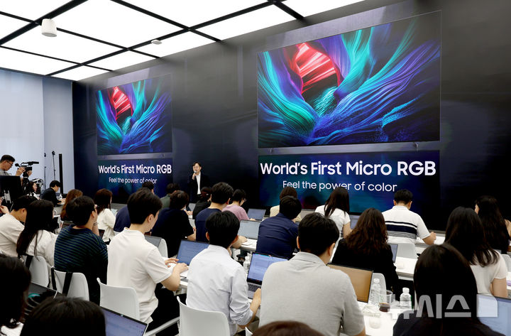 [서울=뉴시스] 김진아 기자 = 12일 서울 서초구 삼성 강남에서 열린 삼성전자, 세계 최초 '마이크로 RGB TV' 출시 기념 미디어 브리핑에서 영상디스플레이사업부 개발팀 이종포 상무가 발표를 하고 있다. '마이크로 RGB TV'는 115형 대형 스크린에 마이크로 사이즈 RGB(빨강, 초록, 파랑) LED를 초미세 단위로 배열한 RGB 컬러 백라이트를 적용한 것이 특징이다. 특히 RGB 칩 크기를 100㎛ 이하로 줄인 마이크로 RGB 기술 적용해 정밀하게 색상·명암을 표현한다. 또, AI 기술 기반의 컬러 최적화 엔진인 'Micro RGB AI 엔진'을 탑재해 더욱 생생하고 몰입감 있는 시청 경험을 제공한다. 2025.08.12. bluesoda@newsis.com