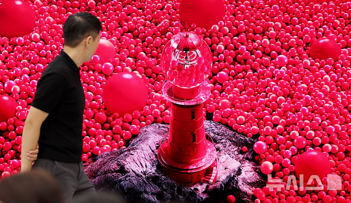 [서울=뉴시스] 김진아 기자 = 12일 서울 서초구 삼성 강남에서 열린 삼성전자, 세계 최초 '마이크로 RGB TV' 출시 기념 미디어 브리핑에 '마이크로 RGB TV'가 전시돼 있다. '마이크로 RGB TV'는 115형 대형 스크린에 마이크로 사이즈 RGB(빨강, 초록, 파랑) LED를 초미세 단위로 배열한 RGB 컬러 백라이트를 적용한 것이 특징이다. 특히 RGB 칩 크기를 100㎛ 이하로 줄인 마이크로 RGB 기술 적용해 정밀하게 색상·명암을 표현한다. 또, AI 기술 기반의 컬러 최적화 엔진인 'Micro RGB AI 엔진'을 탑재해 더욱 생생하고 몰입감 있는 시청 경험을 제공한다. 2025.08.12. bluesoda@newsis.com