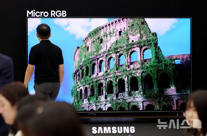 [서울=뉴시스] 김진아 기자 = 12일 서울 서초구 삼성 강남에서 열린 삼성전자, 세계 최초 '마이크로 RGB TV' 출시 기념 미디어 브리핑에 '마이크로 RGB TV'가 전시돼 있다. '마이크로 RGB TV'는 115형 대형 스크린에 마이크로 사이즈 RGB(빨강, 초록, 파랑) LED를 초미세 단위로 배열한 RGB 컬러 백라이트를 적용한 것이 특징이다. 특히 RGB 칩 크기를 100㎛ 이하로 줄인 마이크로 RGB 기술 적용해 정밀하게 색상·명암을 표현한다. 또, AI 기술 기반의 컬러 최적화 엔진인 'Micro RGB AI 엔진'을 탑재해 더욱 생생하고 몰입감 있는 시청 경험을 제공한다. 2025.08.12. bluesoda@newsis.com