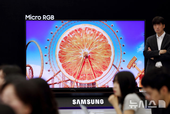 [서울=뉴시스] 김진아 기자 = 12일 서울 서초구 삼성 강남에서 열린 삼성전자, 세계 최초 '마이크로 RGB TV' 출시 기념 미디어 브리핑에 '마이크로 RGB TV'가 전시돼 있다. '마이크로 RGB TV'는 115형 대형 스크린에 마이크로 사이즈 RGB(빨강, 초록, 파랑) LED를 초미세 단위로 배열한 RGB 컬러 백라이트를 적용한 것이 특징이다. 특히 RGB 칩 크기를 100㎛ 이하로 줄인 마이크로 RGB 기술 적용해 정밀하게 색상·명암을 표현한다. 또, AI 기술 기반의 컬러 최적화 엔진인 'Micro RGB AI 엔진'을 탑재해 더욱 생생하고 몰입감 있는 시청 경험을 제공한다. 2025.08.12. bluesoda@newsis.com