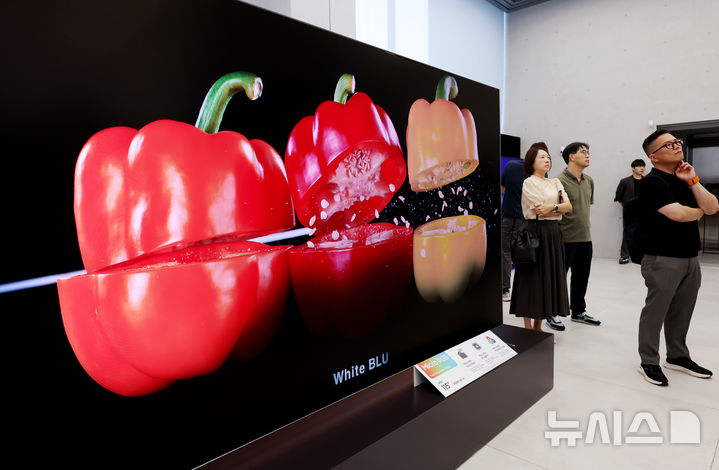 [서울=뉴시스] 김진아 기자 = 12일 서울 서초구 삼성 강남에서 열린 삼성전자, 세계 최초 '마이크로 RGB TV' 출시 기념 미디어 브리핑에 '마이크로 RGB TV'가 전시돼 있다. '마이크로 RGB TV'는 115형 대형 스크린에 마이크로 사이즈 RGB(빨강, 초록, 파랑) LED를 초미세 단위로 배열한 RGB 컬러 백라이트를 적용한 것이 특징이다. 특히 RGB 칩 크기를 100㎛ 이하로 줄인 마이크로 RGB 기술 적용해 정밀하게 색상·명암을 표현한다. 또, AI 기술 기반의 컬러 최적화 엔진인 'Micro RGB AI 엔진'을 탑재해 더욱 생생하고 몰입감 있는 시청 경험을 제공한다. 2025.08.12. bluesoda@newsis.com