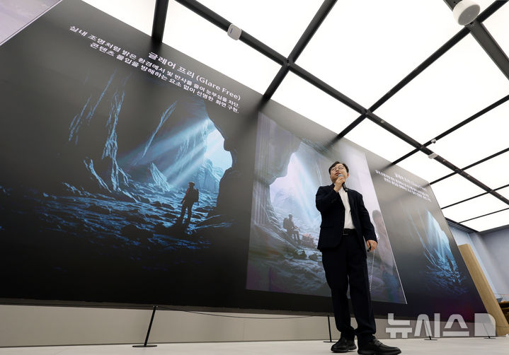 [서울=뉴시스] 김진아 기자 = 12일 서울 서초구 삼성 강남에서 열린 삼성전자, 세계 최초 '마이크로 RGB TV' 출시 기념 미디어 브리핑에서 영상디스플레이사업부 개발팀 이종포 상무가 발표를 하고 있다. '마이크로 RGB TV'는 115형 대형 스크린에 마이크로 사이즈 RGB(빨강, 초록, 파랑) LED를 초미세 단위로 배열한 RGB 컬러 백라이트를 적용한 것이 특징이다. 특히 RGB 칩 크기를 100㎛ 이하로 줄인 마이크로 RGB 기술 적용해 정밀하게 색상·명암을 표현한다. 또, AI 기술 기반의 컬러 최적화 엔진인 'Micro RGB AI 엔진'을 탑재해 더욱 생생하고 몰입감 있는 시청 경험을 제공한다. 2025.08.12. bluesoda@newsis.com