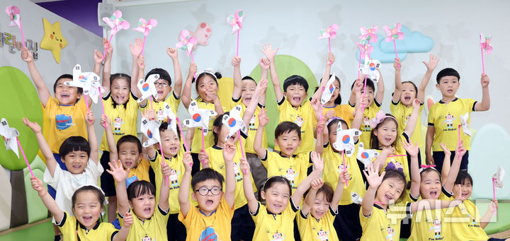  [부산=뉴시스] 하경민 기자 = 제80주년 광복절을 사흘 앞둔 12일 부산 부산진구청 직장어린이집에서 원생들이 직접 만든 태극기 바람개비를 들고 만세를 외치고 있다. 2025.08.12. yulnetphoto@newsis.com