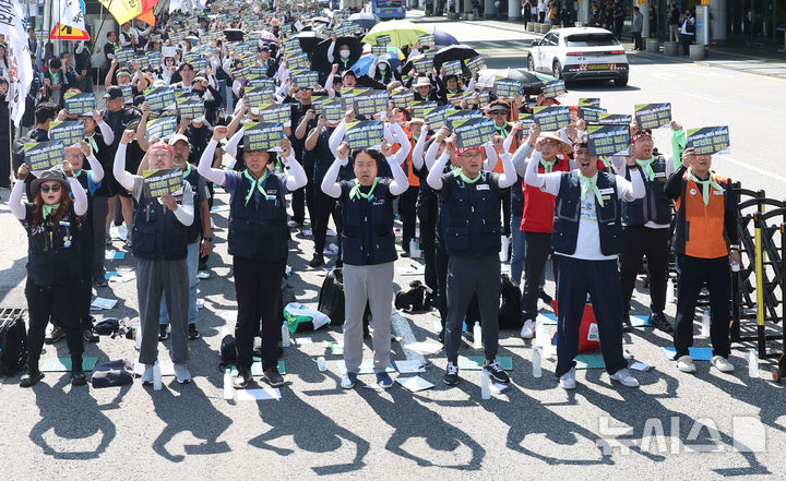 [서울=뉴시스] 김선웅 기자 = 전국공항노동자연대(공공운수노조 인천공항지역지부, 전국공항노동조합)가 12일 서울 강서구 김포국제공항에서 투쟁선포 결의대회를 열고 2025 단체교섭 전개, 즉각적인 교대제 개편 및 인력충원, 낙찰률 100% 적용, 결원정산 폐지 등을 촉구하고 있다. 2025.08.12. mangusta@newsis.com