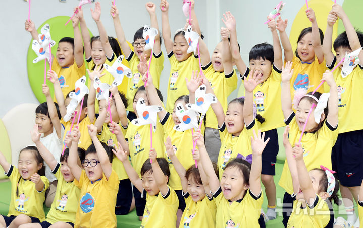  [부산=뉴시스] 하경민 기자 = 제80주년 광복절을 사흘 앞둔 12일 부산 부산진구청 직장어린이집에서 원생들이 직접 만든 태극기 바람개비를 들고 만세를 외치고 있다. 2025.08.12. yulnetphoto@newsis.com