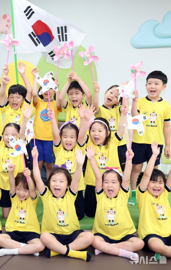  [부산=뉴시스] 하경민 기자 = 제80주년 광복절을 사흘 앞둔 12일 부산 부산진구청 직장어린이집에서 원생들이 직접 만든 태극기 바람개비를 들고 만세를 외치고 있다. 2025.08.12. yulnetphoto@newsis.com