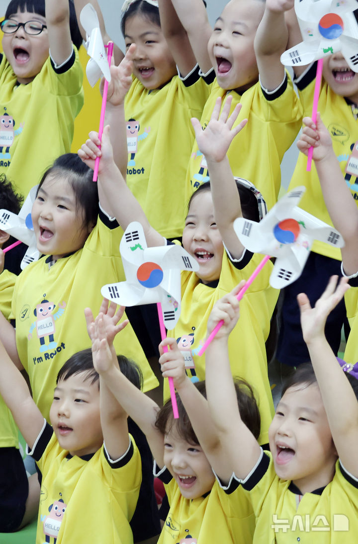  [부산=뉴시스] 하경민 기자 = 제80주년 광복절을 사흘 앞둔 12일 부산 부산진구청 직장어린이집에서 원생들이 직접 만든 태극기 바람개비를 들고 만세를 외치고 있다. 2025.08.12. yulnetphoto@newsis.com