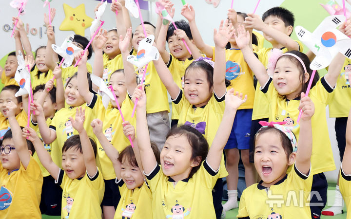  [부산=뉴시스] 하경민 기자 = 제80주년 광복절을 사흘 앞둔 12일 부산 부산진구청 직장어린이집에서 원생들이 직접 만든 태극기 바람개비를 들고 만세를 외치고 있다. 2025.08.12. yulnetphoto@newsis.com