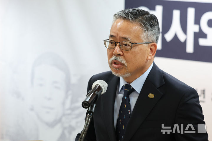 [서울=뉴시스] 권창회 기자 = 12일 오전 서울 중구 프레스센터에서 열린 대한민국 1호 프로골프 선수 故연덕춘, 역사와 전설을 복원하다 행사에서 김원섭 KPGA 회장이 인사말을 하고 있다. 이번 행사는 고인이 일제강점기인 1941년 일본프로골프 최고 권위 대회인 일본오픈에서 우승할 당시 일본인 '노부하라 도쿠하루(延原德春)’로 기록된 우승자 이름과 국적이 ‘연덕춘’으로 고쳐졌다. 2025.08.12. kch0523@newsis.com