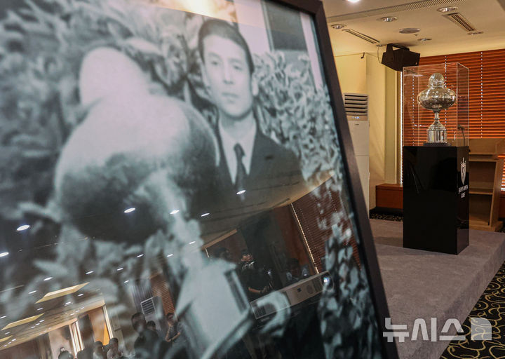 [서울=뉴시스] 권창회 기자 = 12일 오전 서울 중구 프레스센터에서 열린 대한민국 1호 프로골프 선수 故연덕춘, 역사와 전설을 복원하다 행사에서 故연덕춘 고문의 일본오픈 복원 트로피가 공개되고 있다. 이번 행사는 고인이 일제강점기인 1941년 일본프로골프 최고 권위 대회인 일본오픈에서 우승할 당시 일본인 '노부하라 도쿠하루(延原德春)’로 기록된 우승자 이름과 국적이 ‘연덕춘’으로 고쳐졌다. 2025.08.12. kch0523@newsis.com